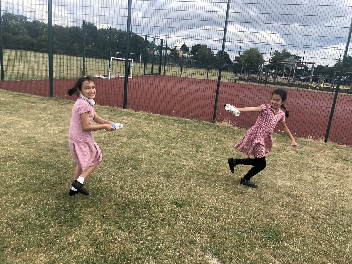 MissPopat1's tweet photo. End of year 3 party! @CTS1_Watford 🥳 #WaterFight 💧 https://t.co/suO0eEaZXM