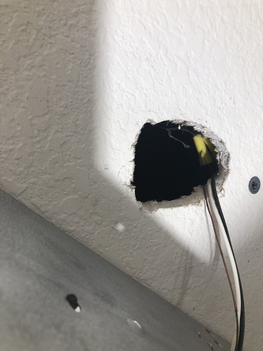 RSparks315's tweet image. @PlantationTX hey was just wondering if you install wiring like this in all your homes? Nice could of burned my house down. #FaultyWiring