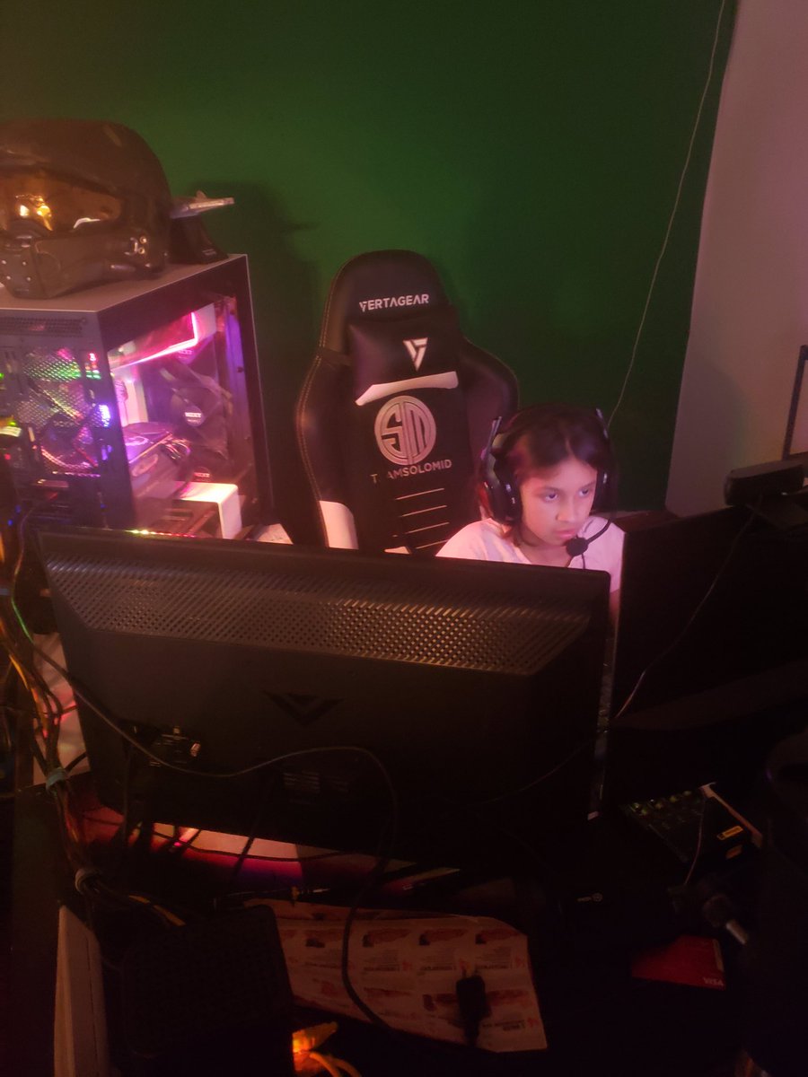 FLnaderchaser's tweet image. And I got kicked off my pc...  my daughter is playing roblox and is pretending to stream... 

#futurestreamer #girlGamers #TeamGodvek #SMDStreams #twitchaffiliate #raiseemright #daddiesgirl