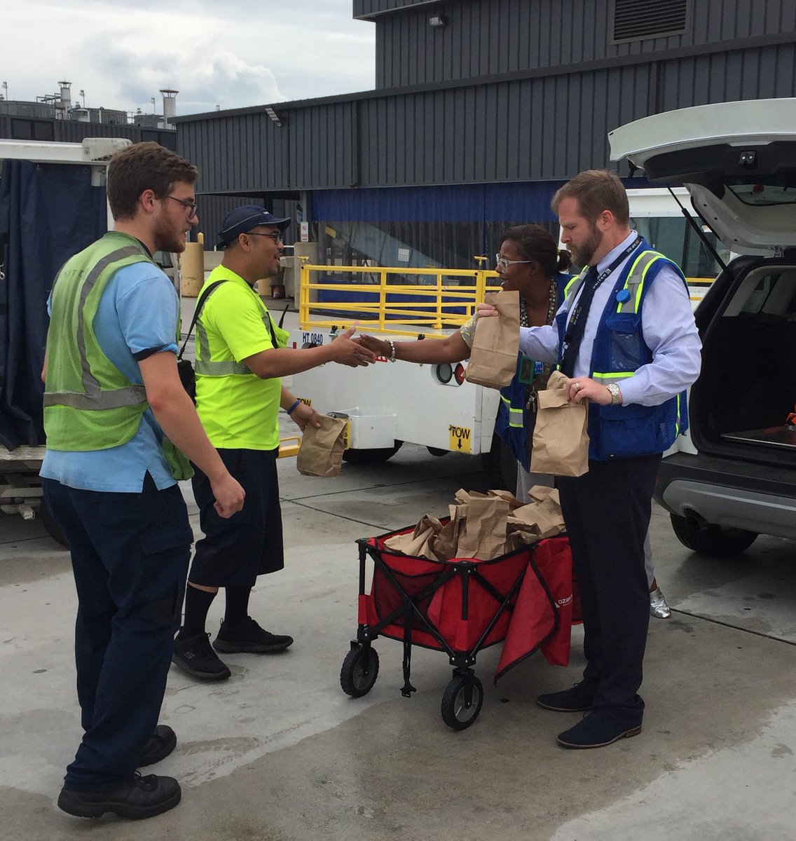 Still smiling at IAD!! Bea Wiggins and Tom Cottrill say thanks to the pm shift for “weathering” a tough operation. Nothing can keep this team down! <a href="/weareunited/">We Are United</a> <a href="/OmarIdris707/">Omar Idris</a> @susannesworld <a href="/HendyGeorge/">George Hendy</a> <a href="/BUZZBEAA/">bea 𐙚</a> <a href="/papabob61/">Bob Parker</a>