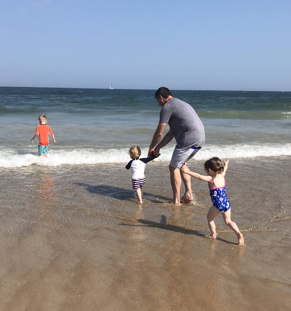 Can this count as my #familyselfie? It’s like #herdingcats to get everyone together. #beachbabies #SaltLife #purejoy #summerselfiechallenge #TMGenius  @MAGludlow