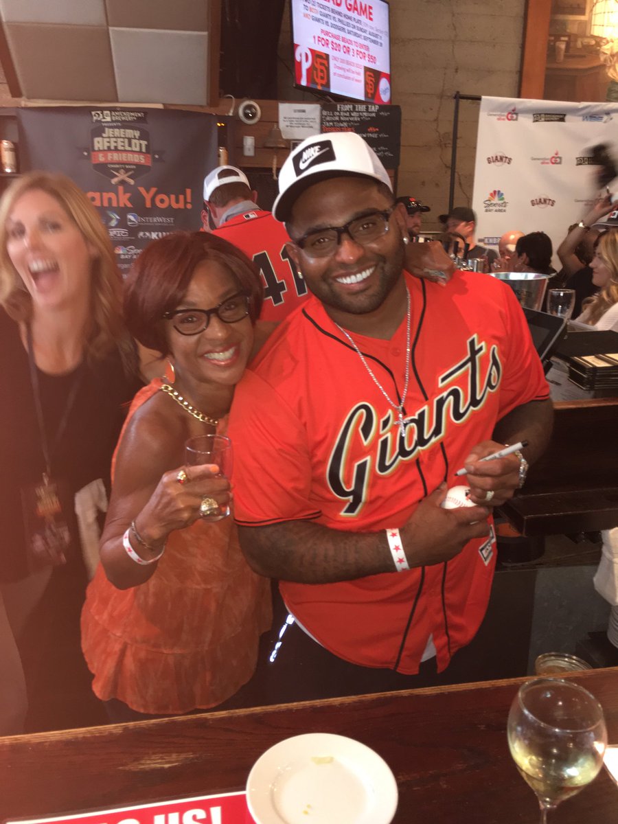 RenelSFVoyce's tweet photo. So fun to help @JeremyAffeldt & @GenerationAlive as celeb bartender yesterday. Shout out 2 all fans 4 ur generosity & love!! #sfgiants #generationalive ⚾️⚾️🎤🎤👏🏾👏🏾❤️🥂🍺🍻 https://t.co/elSoFHMKOF