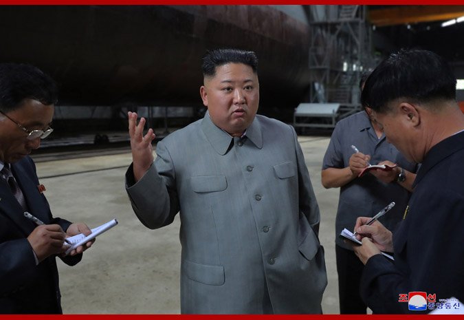 RebeccaRambar's tweet photo. #CoreeduNord #KimJongUn et les forces armées du pays ont surveillé le sous-marin (#Gorae?) nouvellement construit dans les chantiers de l'est (#Sinpo ?)
#NorthKorea #DPRK #Pyongyang https://t.co/zv5fSzXG6g
