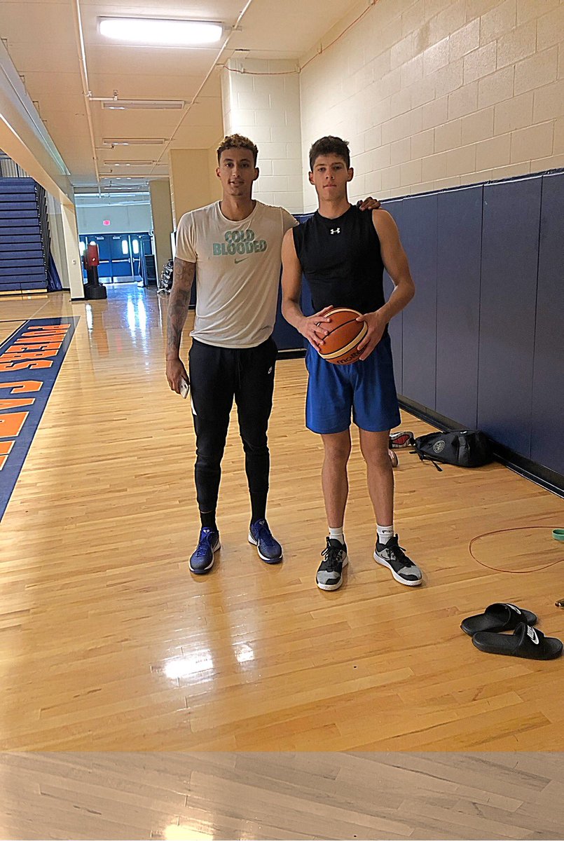 underdogpvu3's tweet image. Free game today. Kuz gave out so much insight today to the young fella. Got to keep pushing the needle. @0w3n_______. Similarities between these two at a young age are crazy. #LabReady