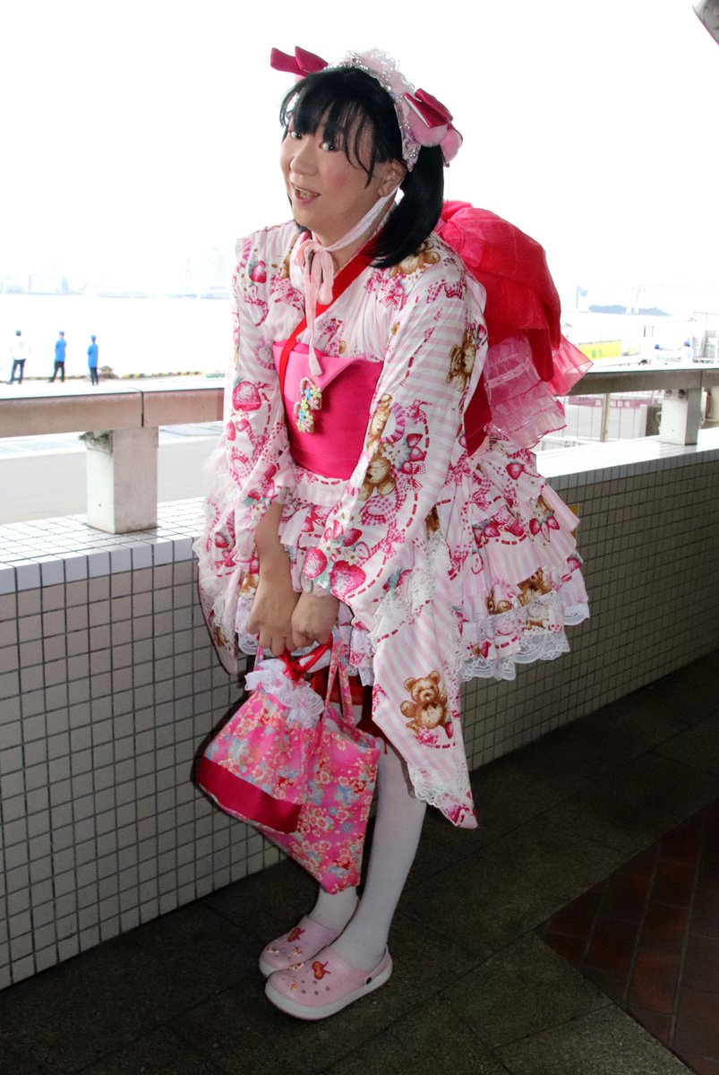 春日えり Ellikasuga フォロワーさん400名到達記念 春日エリ Elli Kasuga の女児女装写真アルバム023 2 そのままでは子供っぽくならないので 3着分を解いて生地にして たっぷり余裕をとった子供服として仕上げてもらいました 東京湾納涼船 女児装