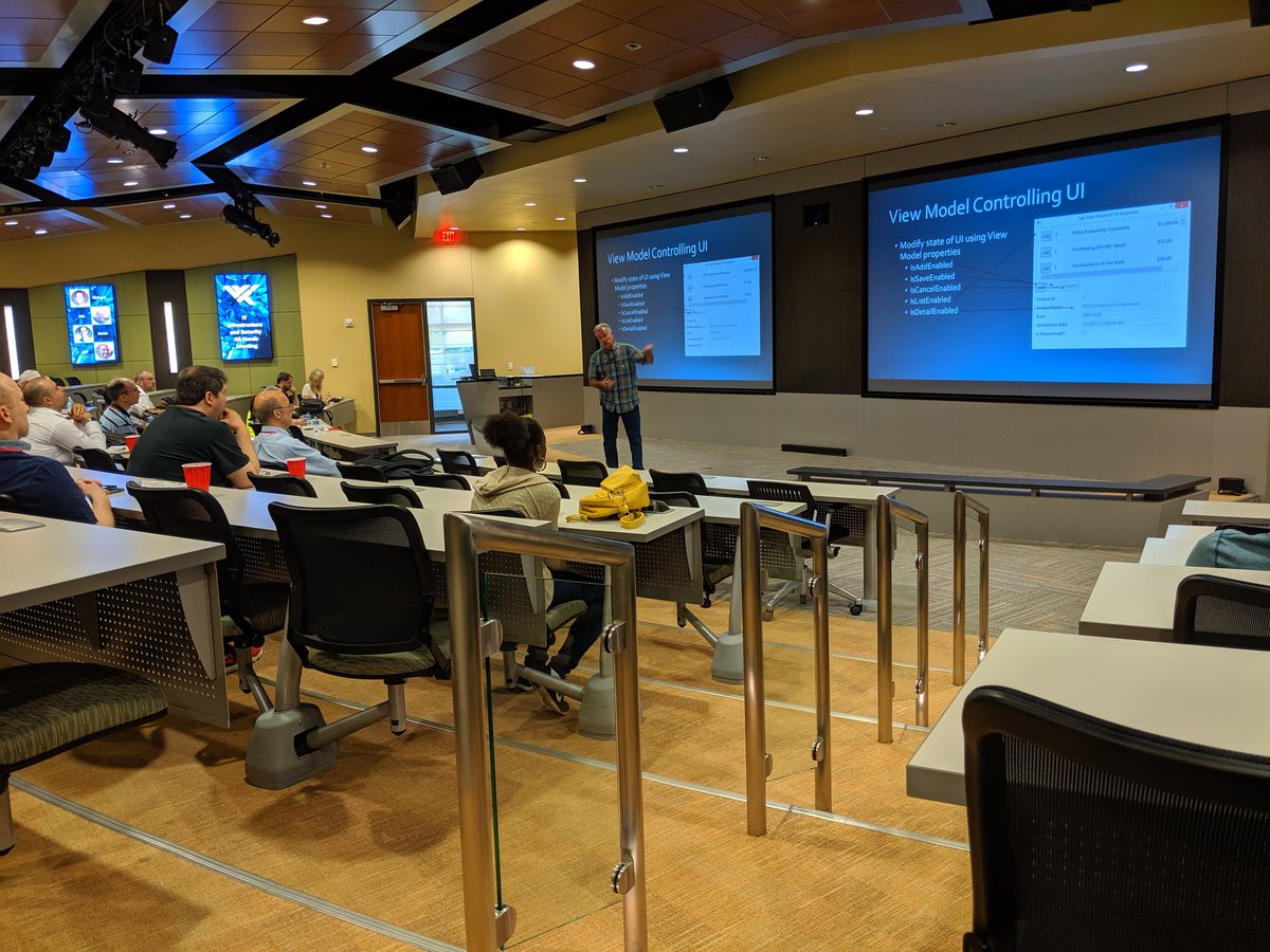 stlnet's tweet photo. @FairwayTech @Meetup MVVM explained to a "show me" crowd. 😁 https://t.co/Hu0XewUIPc