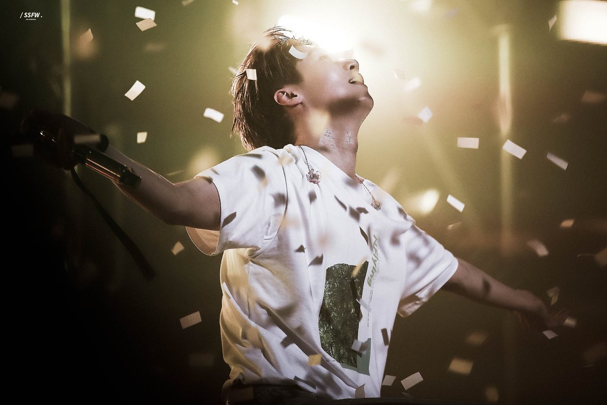 NFiaMoo's tweet photo. NFlying basking in confetti looks so damn majestic 😭

#MGMAVOTE #NFLYING @NFlyingofficial https://t.co/JWgWX6PNUo