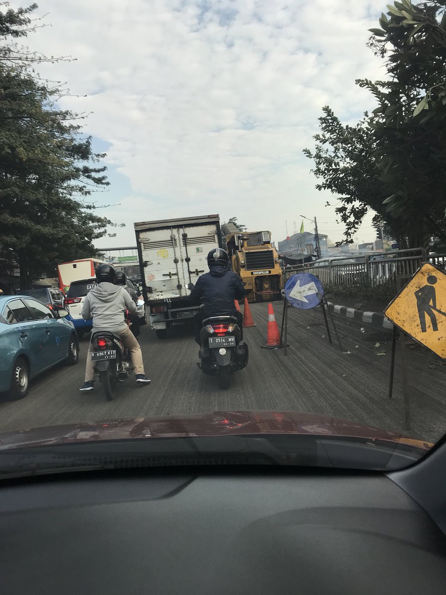 Alat berat parkir di lajur kanan pasar gembrong arah kp melayu. Lalin padat. <a href="/TMCPoldaMetro/">TMC Polda Metro Jaya</a> @mnctrijayafm