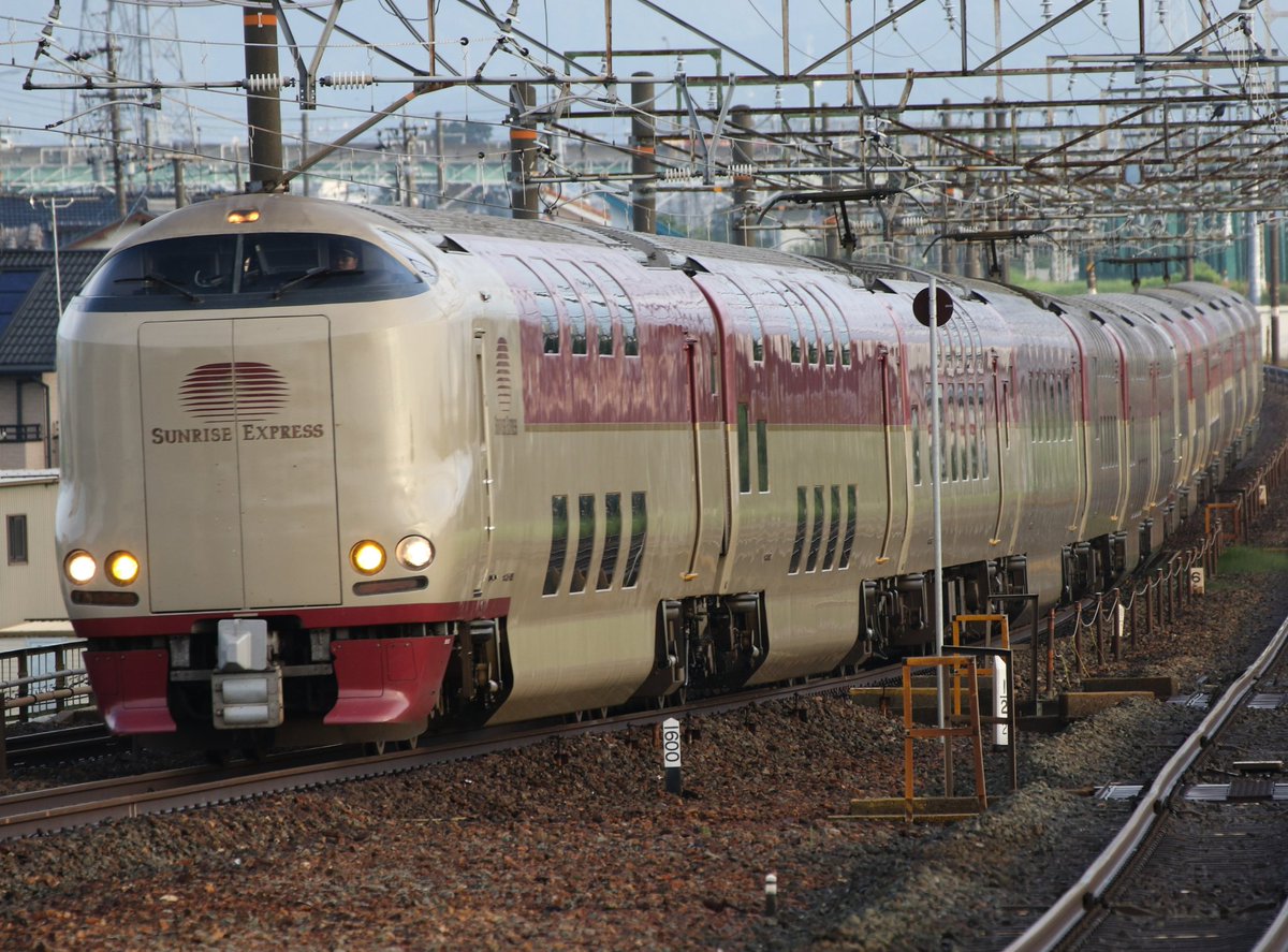 ヤクザ医師 今日は朝だけ活動 昨日のゲリラ豪雨で抑止を食らってしまったサンライズ瀬戸 出雲を撮影に 上りは蒲郡抑止でしたので 下地へ先回り その後は豊橋で待機してたので一か八か先回りして浜名湖で捕獲 Srcも来ました 下りは時間切れで撤収