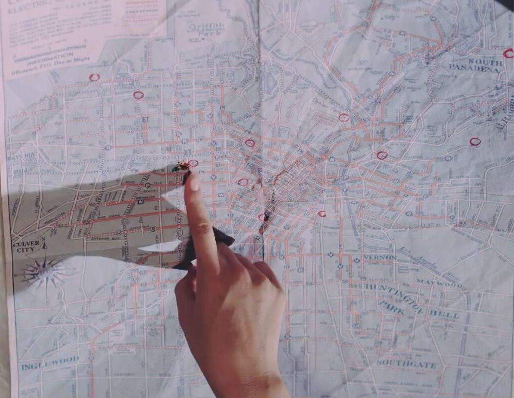 This naturally led me to look more into Hyunjin's presence in Girl Front, where I found more spooky things: the map that OEC uses to find the other Loona members is not a modern map of LA. It's a vintage map of LA from... Wait for it... The 1930s, the same era as the postcard