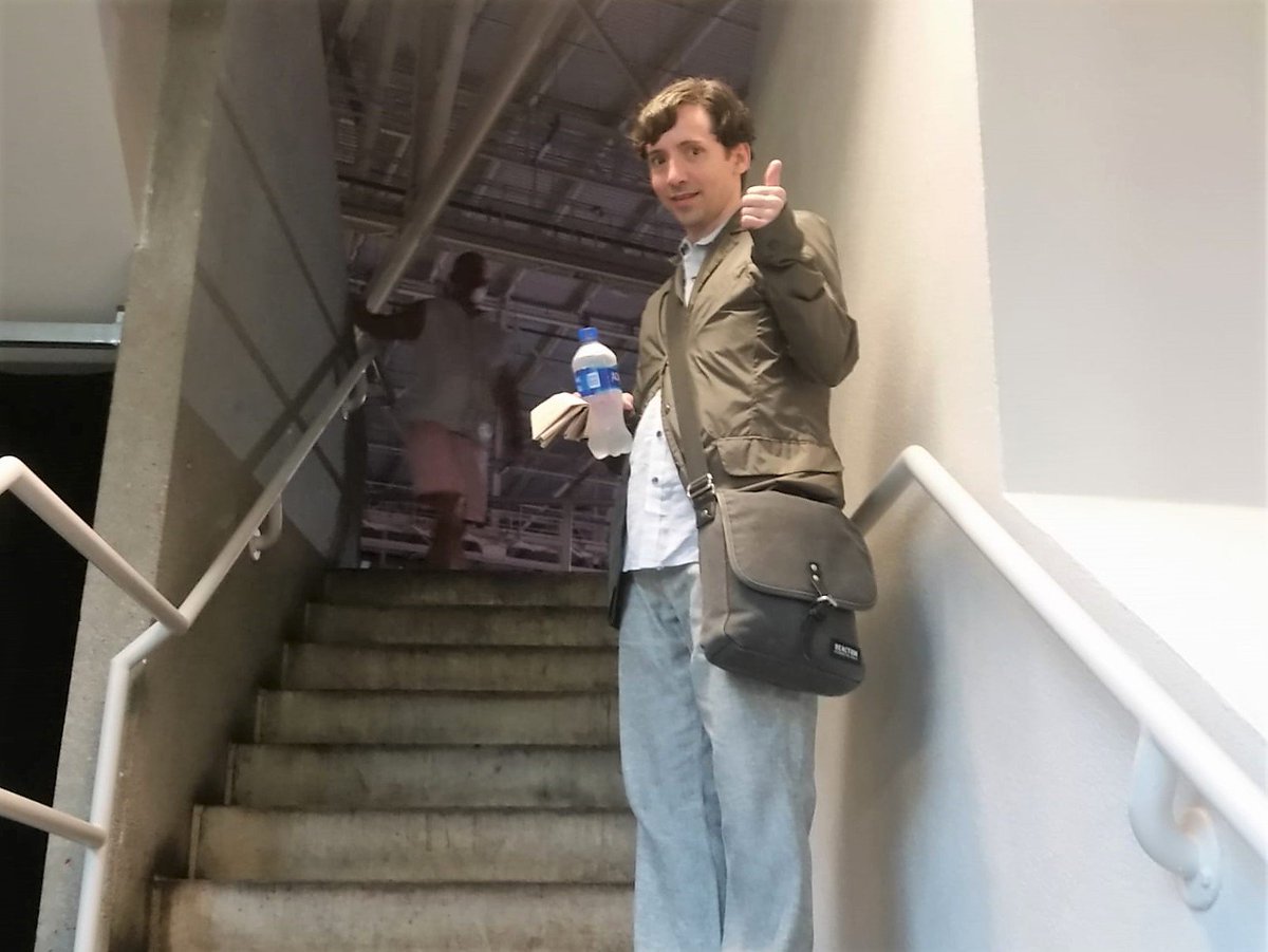 SebastianJunior's tweet photo. When the concert has an "intermission" & you have time for quick thumbs.up review #JohnMayer #TimesUnionCenter #Albany https://t.co/6ppdrtiXPc