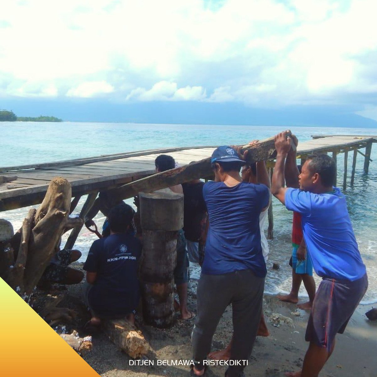 Kemdiktisaintek's tweet image. Cerita tentang KKN tidak melulu tentang cinlok😉
seperti cerita inspiratif peserta KKN PPM UGM yang membantu masyarakat membangun kembali jembatan/dermaga pasca gempa berkekuatan 7,2 SR di Halmahera Selatan, Maluku Utara👏

Bagaimana cerita KKN sobat?
#Ristekdikti #Belmawa #KKN
