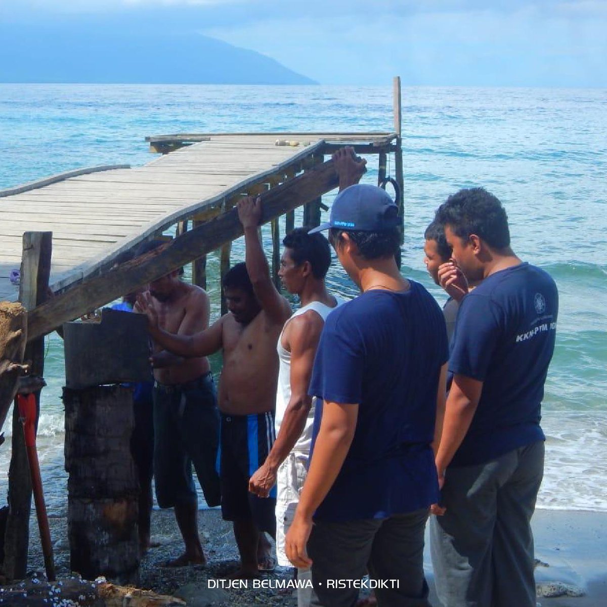 Kemdiktisaintek's tweet image. Cerita tentang KKN tidak melulu tentang cinlok😉
seperti cerita inspiratif peserta KKN PPM UGM yang membantu masyarakat membangun kembali jembatan/dermaga pasca gempa berkekuatan 7,2 SR di Halmahera Selatan, Maluku Utara👏

Bagaimana cerita KKN sobat?
#Ristekdikti #Belmawa #KKN