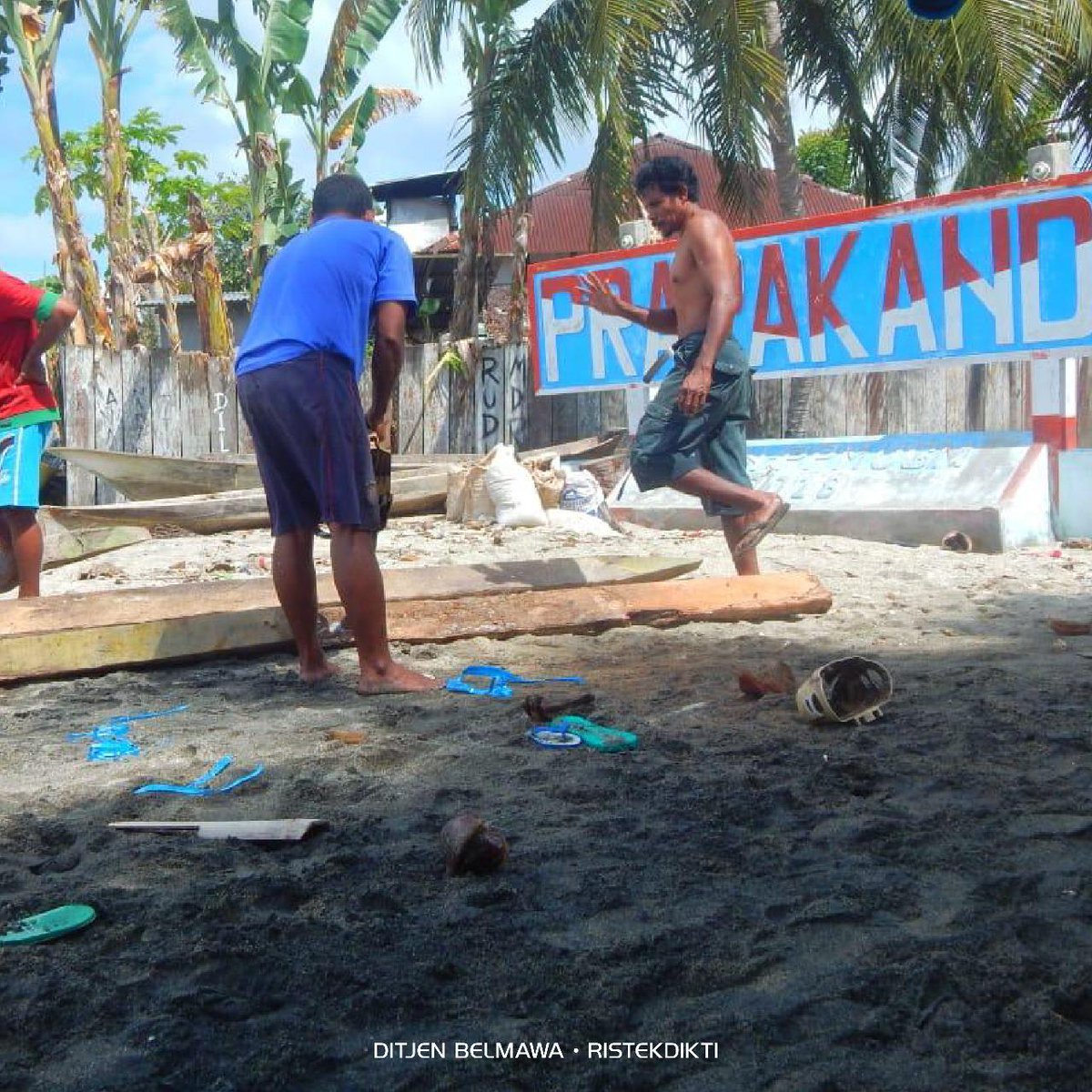 Kemdiktisaintek's tweet image. Cerita tentang KKN tidak melulu tentang cinlok😉
seperti cerita inspiratif peserta KKN PPM UGM yang membantu masyarakat membangun kembali jembatan/dermaga pasca gempa berkekuatan 7,2 SR di Halmahera Selatan, Maluku Utara👏

Bagaimana cerita KKN sobat?
#Ristekdikti #Belmawa #KKN