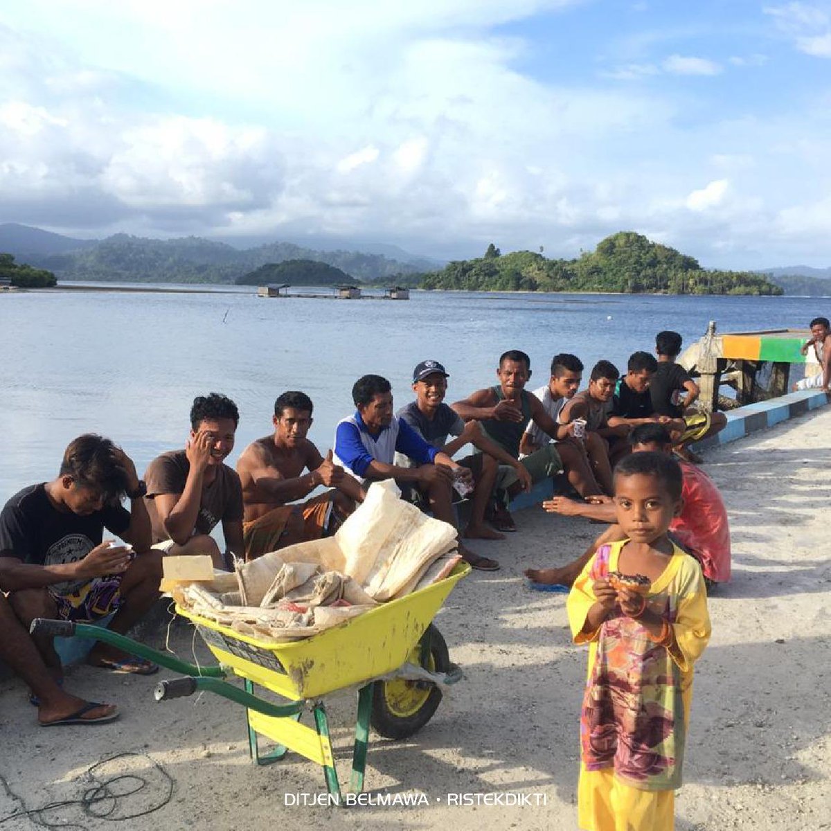 Kemdiktisaintek's tweet image. Cerita tentang KKN tidak melulu tentang cinlok😉
seperti cerita inspiratif peserta KKN PPM UGM yang membantu masyarakat membangun kembali jembatan/dermaga pasca gempa berkekuatan 7,2 SR di Halmahera Selatan, Maluku Utara👏

Bagaimana cerita KKN sobat?
#Ristekdikti #Belmawa #KKN