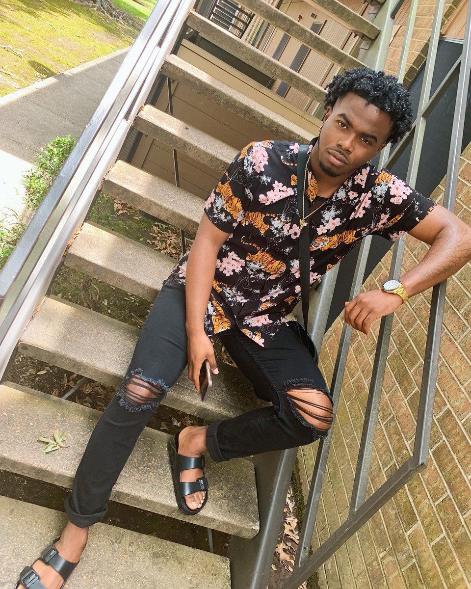 Jpouvwa's tweet image. #WhosWhoOfUL  
• J. Watts. 
• Baton Rouge,La. 
• Criminal justice major. 
• Psychology minor. 
• Future BCBA (Behavior analysts) current aba therapist 🧩
#UL20 #ull