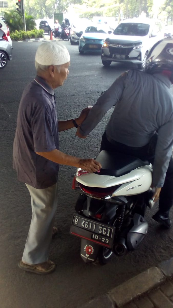 #KamipduliGoo sebagai wujud kepedulian sosial kepada sesama <a href="/satgasp3s/">Satgas P3S DKI</a> JS Posko Fatmawati <a href="/sudinsosjs/">sudinsosjs</a> menolong mengantar Lansia yang akan berobat ke RS Fatmawati