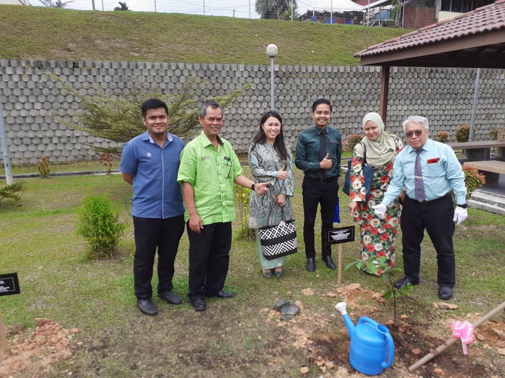 unclebat123's tweet photo. Krew 3R Troopers hari ini berada di Pejabat Pendidikan Daerah Kluang bagi mempromosikan amalan kitar semula melalui sesi taklimat bersama para guru sempena majlis perasmian Program Jerayawara Pendidikan Kelestarian Negeri Johor Peringkat Daerah Kluang

#swmenvironment #swmsb https://t.co/FGo0i17sos