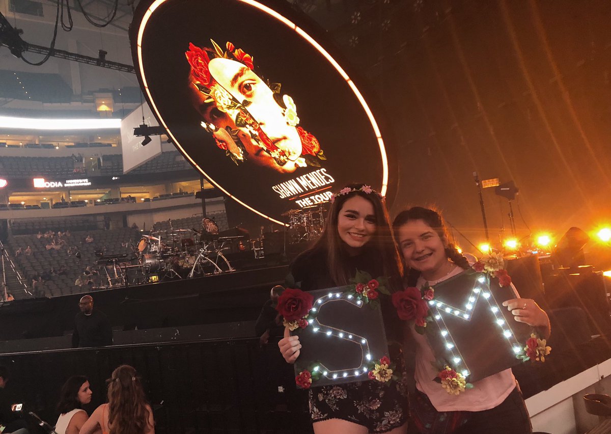 Daniela12691100's tweet photo. i only hit myself in the face with my poster about 20 times from jumping with so much excitement.. totally worth it tho!! #ShawnMendesTheTourDallas https://t.co/9xiViRT2nC