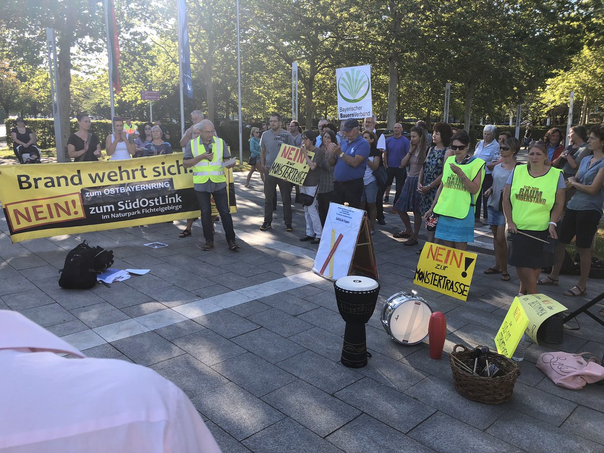 Vor der Max-Reger-Halle in Weiden treffen immer mehr Stromtrassen-Gegner ein. Heute findet der erste Erörterungstermin zum SüdOstLink statt. @BR24 @BR_Oberpfalz