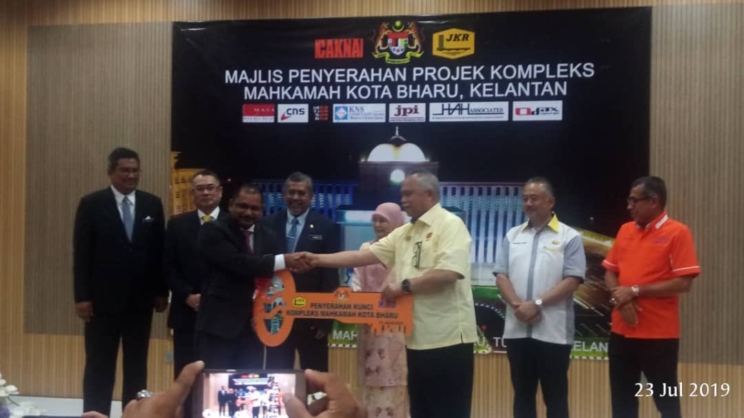Alhamdulillah. Pencapaian luar biasa, satu paradigma JKR. Tk kpd semua yg terlibat dlm menjayakan majlis penyerahan Mahkamah Kota Bharu sebentar tadi.