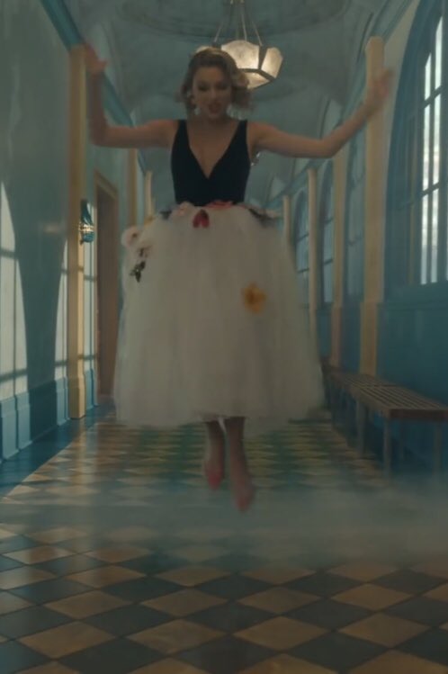 RikkiSwiftie's tweet photo. WHAT IF #TRACK5 IS CALLED “BEFORE I JUMP” 👀⬆️  Does this theory exist ? 

@taylorswift13 @taylornation13 #LOVER #taylorswift #ts7theories #ts7eastereggs #beforeijump https://t.co/sj6TPbhckj