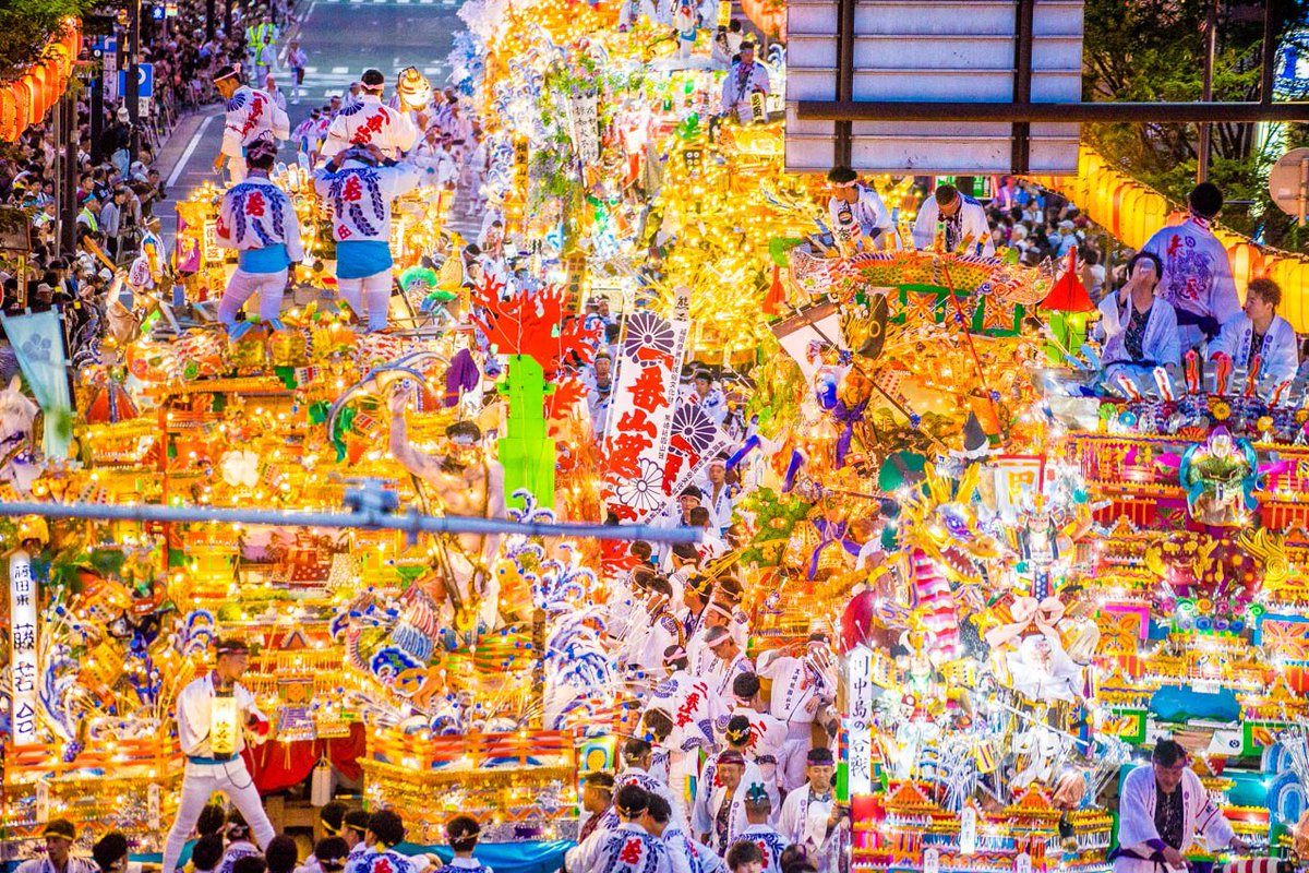 Ramumi8 黒崎祇園山笠 キラキラした飾りでぐるぐるまわる お祭り 博多山笠とは違う楽しみ方がある 黒崎祇園山笠 黒崎駅
