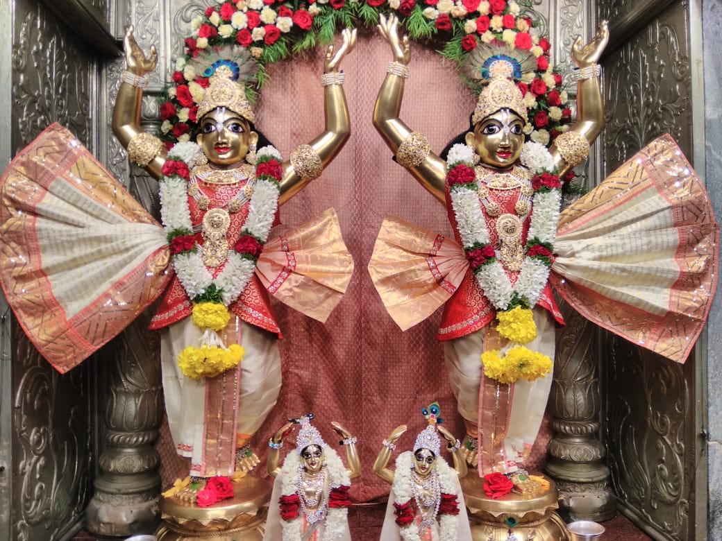 ISKCONBangalore's tweet photo. Darshan Arati #blessings from Their Lordships of #harekrishna hill, #TuesdayMorning #July_23 https://t.co/wMMAxCCMfL