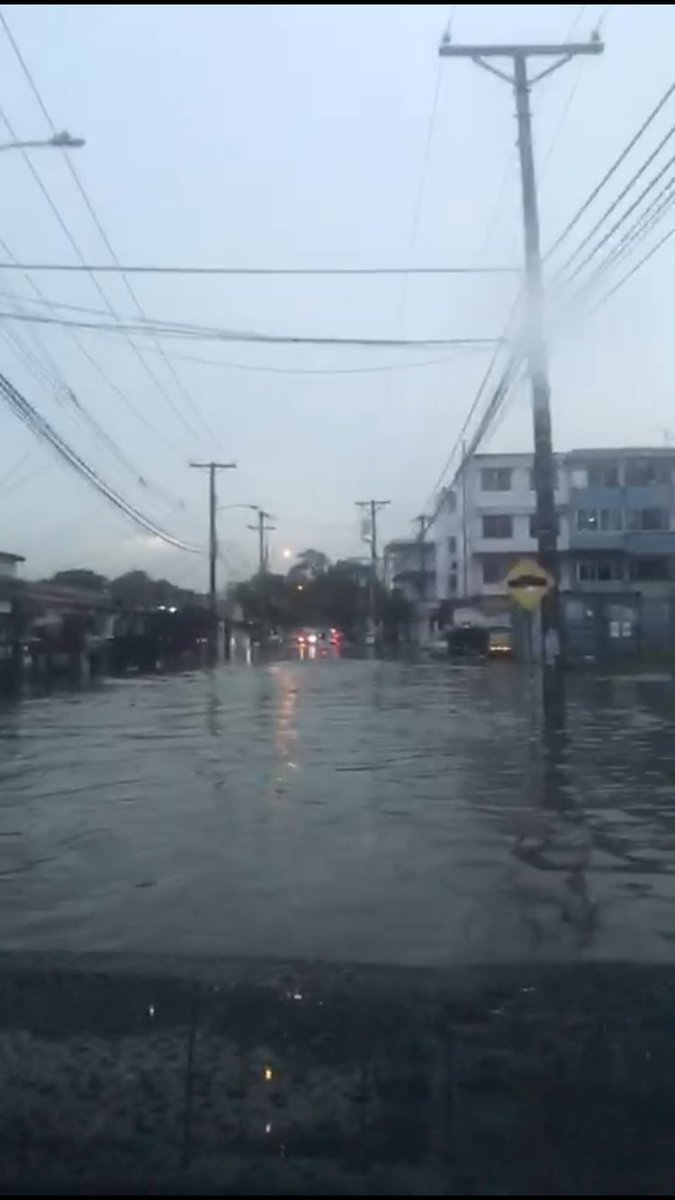 UnidasPanama's tweet photo. Calles inundadas 22/7/19, siguen transitando camiones, buses @elmetrodepanama  y seguimos esperando un entronque @ENACorredoresPA  nuevo del corredor para desahogar tanto auto que transita por las calles de #campolindbergh #chanis @Rep_Nvo_Panama #comunidadesaledañas https://t.co/JnpIEapkr8