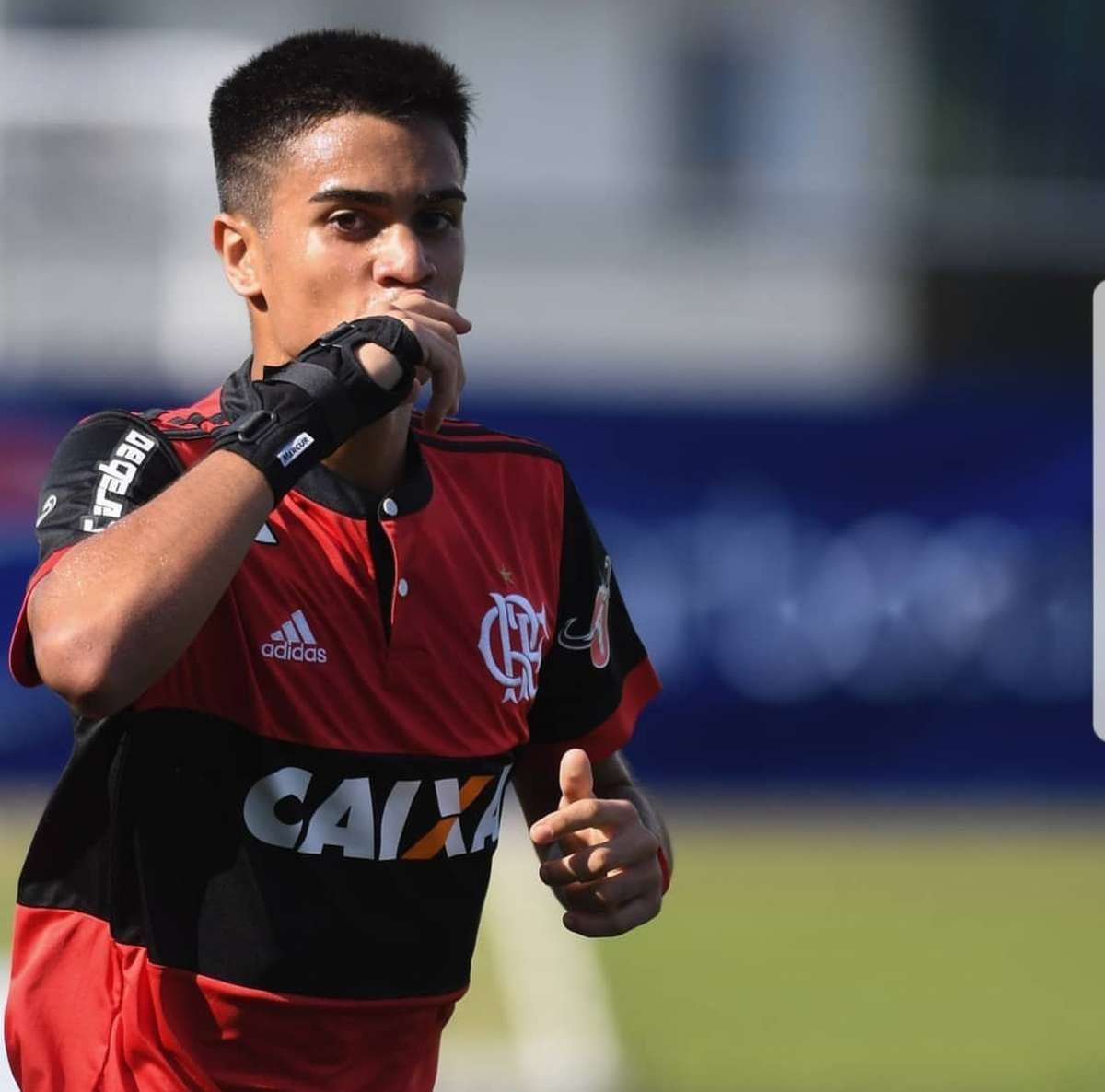 FabianDeCesare's tweet photo. Nos contaba en @RPM_CARP el periodista Minero @guilhermepiu , que el City y el Liverpool se disputan a Reinier, una joven promesa del Flamengo, cuyo pase fue tasado en R$ 300 millones.
Equivalente a unos 80M u$s.
#BoaBoite 👋 https://t.co/YUeAVW2Gnp