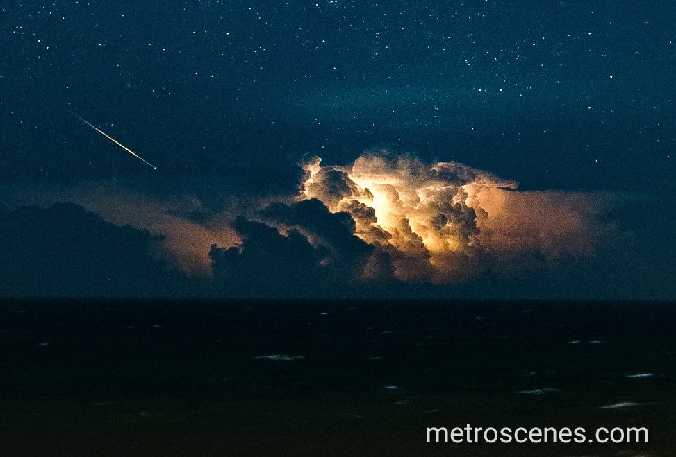 metroscenes's tweet photo. Shooting star streaking over a thunderstorm and the Atlantic ocean seen from Pine Knoll Shores, NC tonight. Storm is about 120 mi from the coast.  #ncwx https://t.co/5S7VjeUVu2