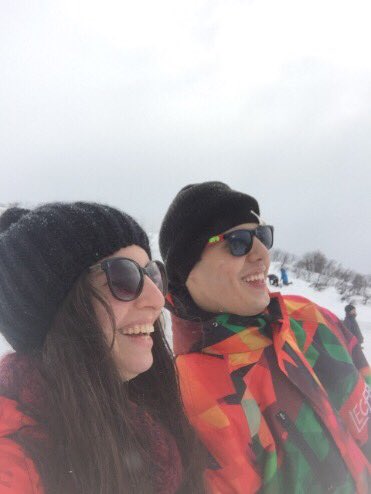Valehallak's tweet photo. Dijimos vamos a sacarnos fotos como espontáneas y mi nariz y tu papada fueron las protagonistas de la foto. Nos hicimos bullying, claro. 
Te extraño tanto mi bebé, no me imagino esta vida sin vos. Ayúdame a seguir viajando con vos que era lo que mejor sabíamos hacer. https://t.co/TkfLAnV7WU