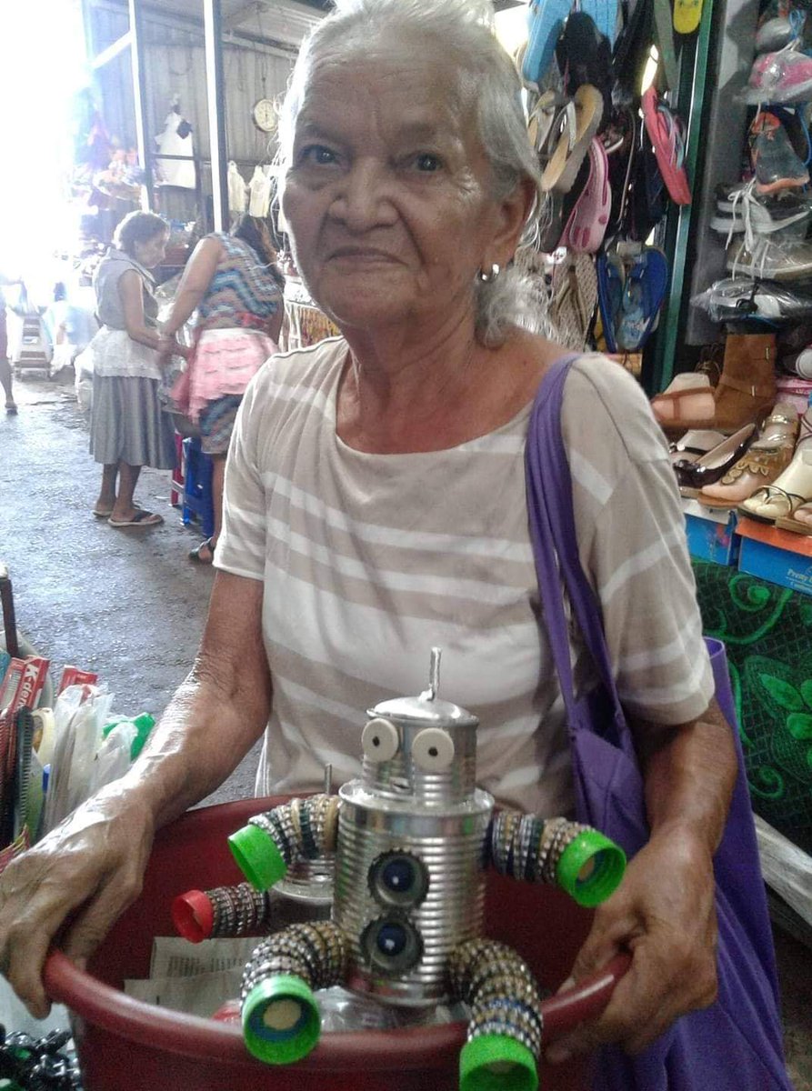 En la ciudad de la Unión encuentras a esta Señora de la tercera edad vendiendo manualidades. La señora trabaja para ganarse el sustento diario que Dios la bendiga. Si la vemos apoyemosla comprando estos muñecos de hojalata!! #construyamosjuntosunpaisinclusivo