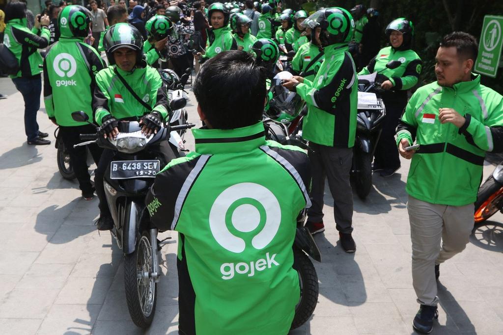 Naik gojek sambil liat logo barunya, berasa pengen gw shut down abangnya *eh 🙊

#gojek