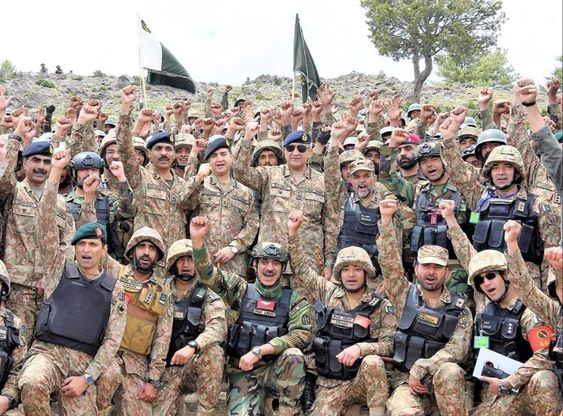 GumnamSipahiii's tweet photo. فوج کو وطن بچاتے دیکھا ھے
شہیدوں کو ، دفناتے دیکھا ھے
کبھی الیکشن کراتے ، دیکھا ھے
کبھی جنگ میں جاتے دیکھا ھے
ڈوبتوں کو بچاتے ، دیکھا ھے
کشتیاں بھی چلاتے دیکھا ھے
#COASMilitaryDiplomacy #PakArmyPower https://t.co/CRZ6CFCPVi