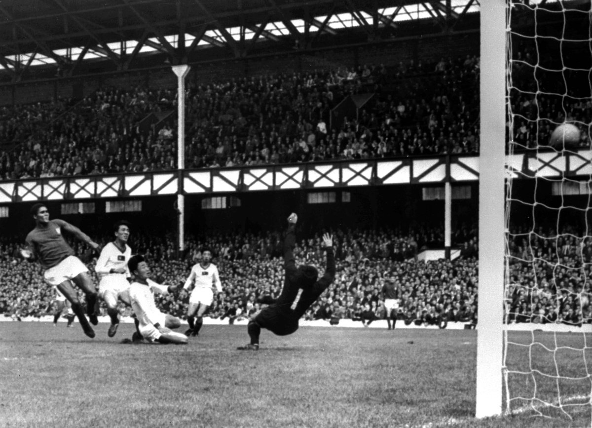 FIFAWorldCup's tweet image. #OnThisDay in 1966: Eusebio💪

🇵🇹 0-3 🇰🇵

Facing a #WorldCup exit 25 mins into Portugal's QF with Korea DPR, the legendary forward and eventual Golden Boot winner took matters into his own hands. 

⚽️✖️4⃣
Scoring four without reply, he turned the game on its head.

🇵🇹 5-3 🇰🇵 👏👏
