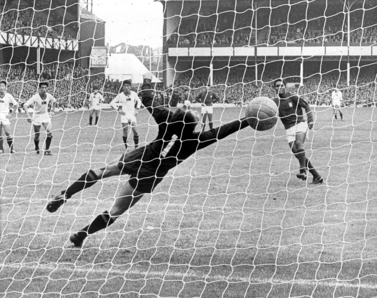 FIFAWorldCup's tweet image. #OnThisDay in 1966: Eusebio💪

🇵🇹 0-3 🇰🇵

Facing a #WorldCup exit 25 mins into Portugal's QF with Korea DPR, the legendary forward and eventual Golden Boot winner took matters into his own hands. 

⚽️✖️4⃣
Scoring four without reply, he turned the game on its head.

🇵🇹 5-3 🇰🇵 👏👏