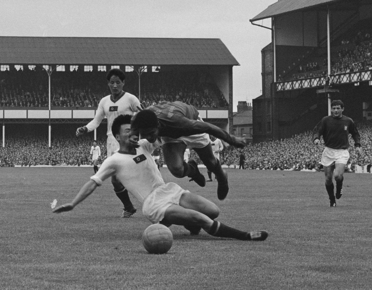 FIFAWorldCup's tweet image. #OnThisDay in 1966: Eusebio💪

🇵🇹 0-3 🇰🇵

Facing a #WorldCup exit 25 mins into Portugal's QF with Korea DPR, the legendary forward and eventual Golden Boot winner took matters into his own hands. 

⚽️✖️4⃣
Scoring four without reply, he turned the game on its head.

🇵🇹 5-3 🇰🇵 👏👏