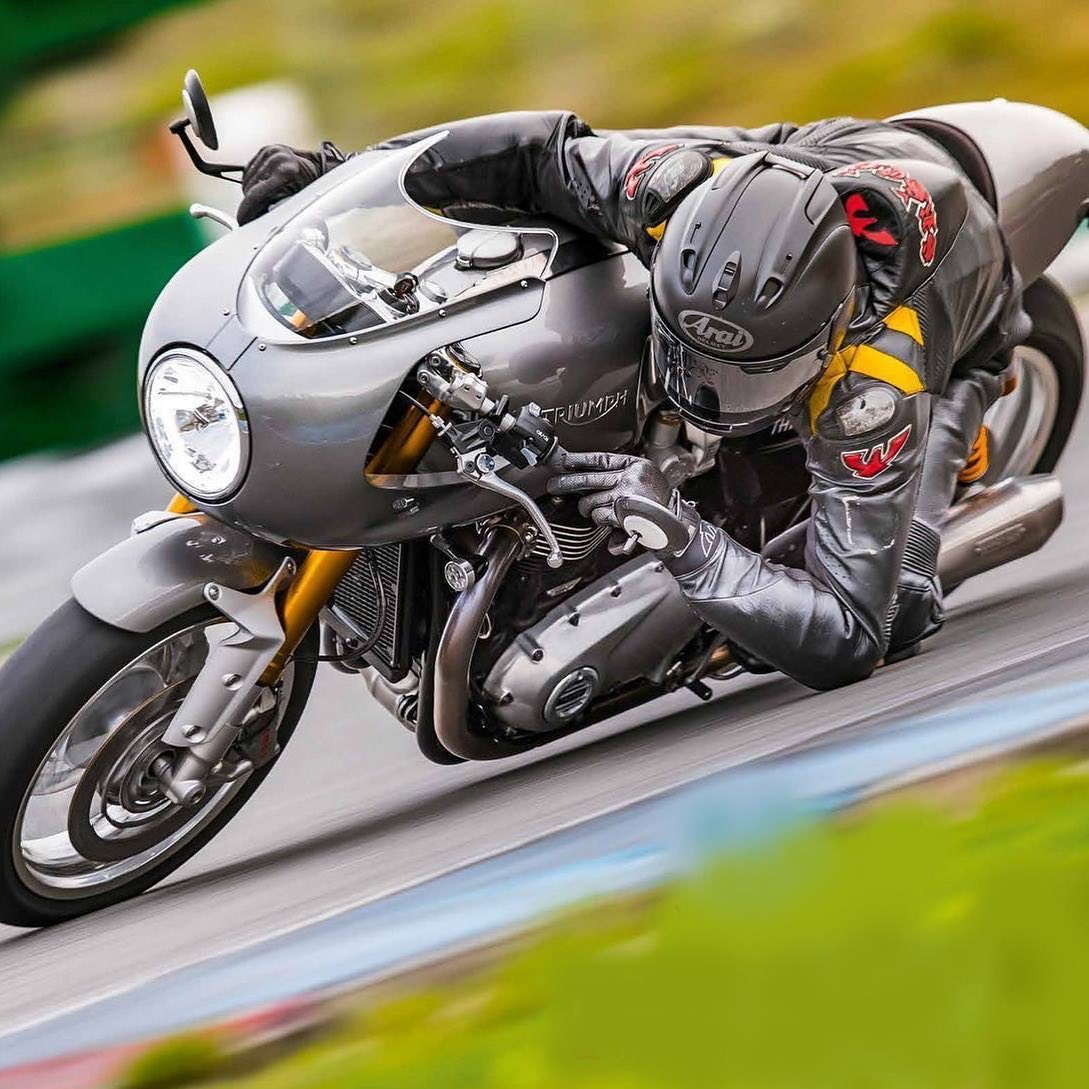 TeamRobertsLtd's tweet photo. Elbow Down ๐ช๐ผ
Thanks to the pilot and the photographer
#triumphfans #triumphfansfrance #tff #thruxtonr #triumphthruxton #thruxton1200r #thruxtontrackracer #elbowdown #araihelmet Triumph Fans France @triumphfrancefans https://t.co/HxFMxuycrU