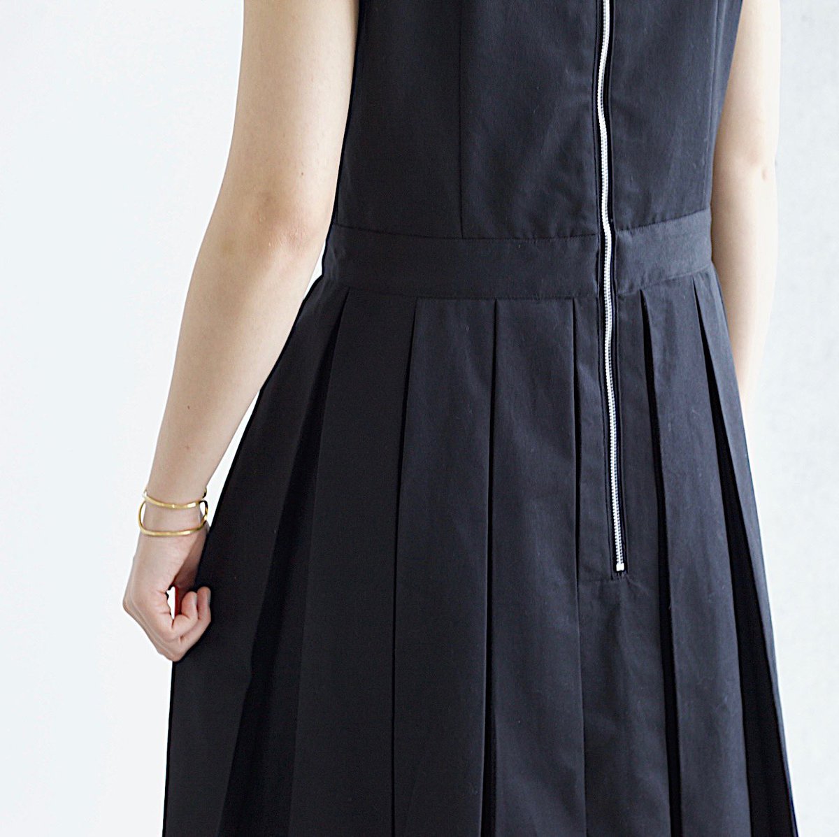 Foufouのマール コウサカ ボックスタックのワンピース 生地かなりしっかりしている夏はこのまま 冬はタートルネックを 下に着るのはいかがでしょう プリーツではなくタックです 裏にステッチかけていますので物理的には取れませんがアイロンに自信のある