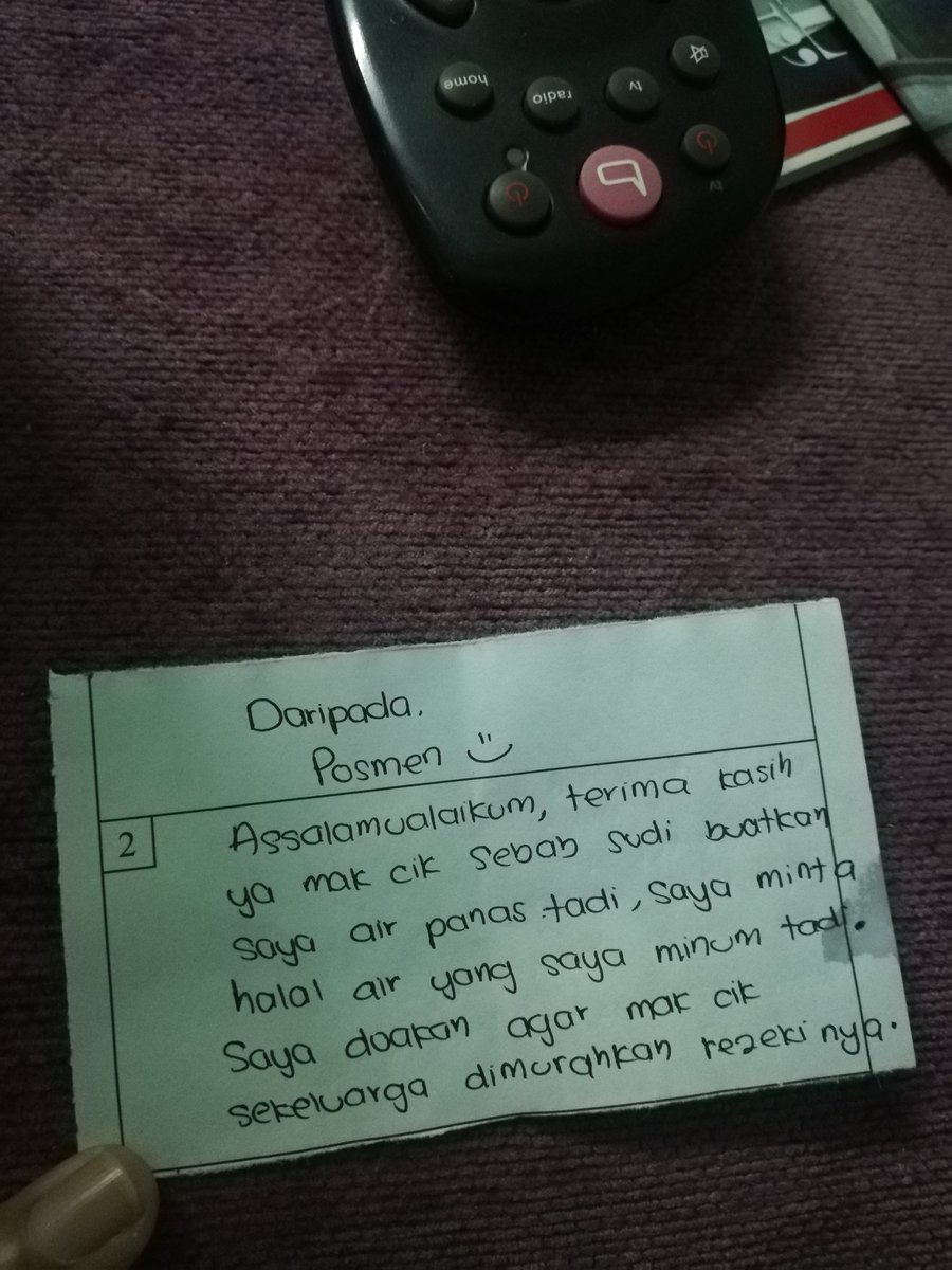 alinazlin99's tweet photo. Citernya tadi hujan so abg posmen tumpang berteduh kat garaj depan rumah and my mum buatkan air panas utk die then die tinggalkan note dkat bawah cawan tu.. I find it so cute hahaha btw semoga abg ni dimurahkan rezeki 😊 https://t.co/u1zhbI1RP6