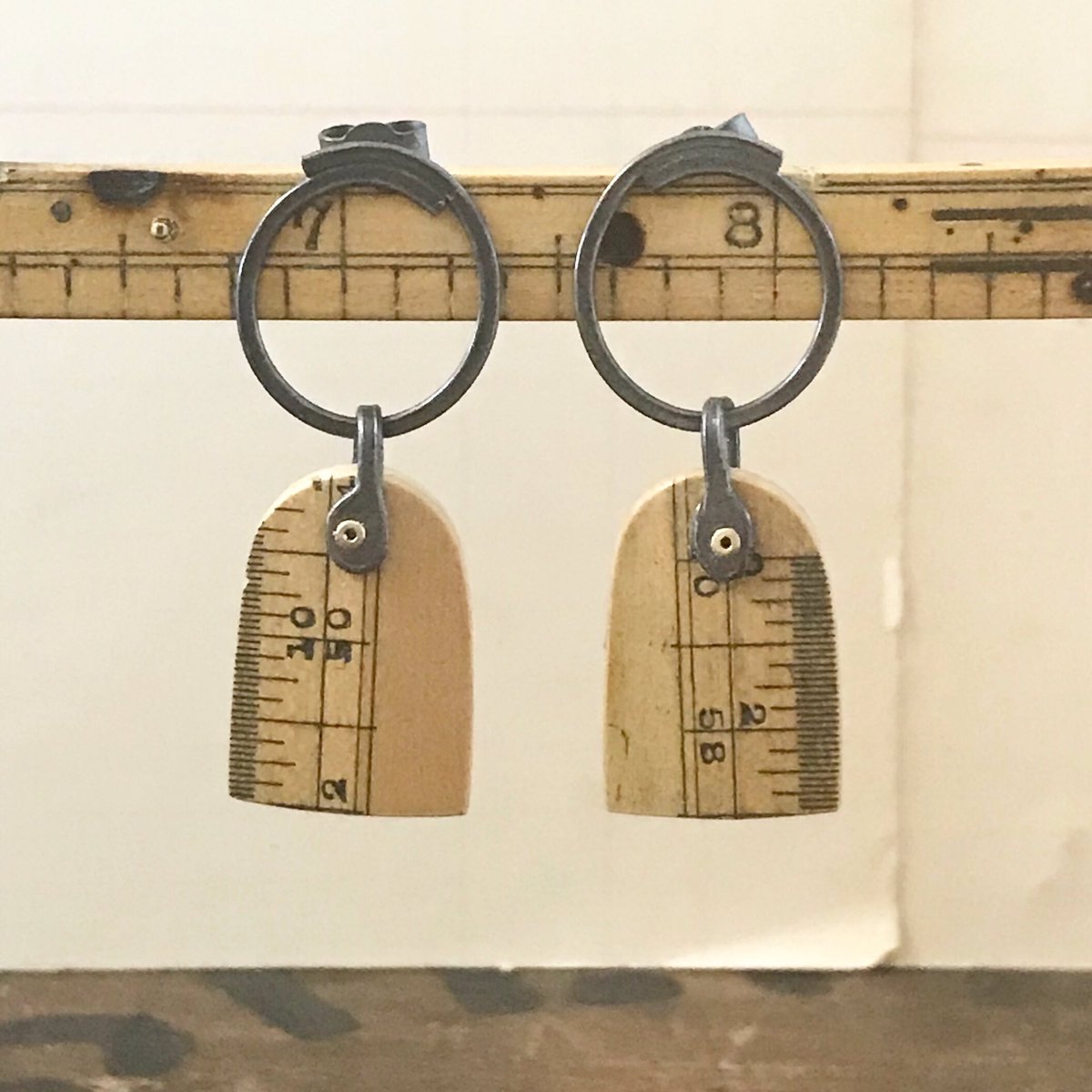 clarehillerby's tweet photo. Ruler Arch + Overlapping Circles Earrings. Available online or from the Work / Shop
#earrings #wood #oxidisedsilver #archshape #oldwoodenruler #goldtuberivets #buyonline #makersatmanchestercraft #studio20a #upstairs #contemporaryjewellery #handmadejewellery #designermaker https://t.co/jdLeygS939