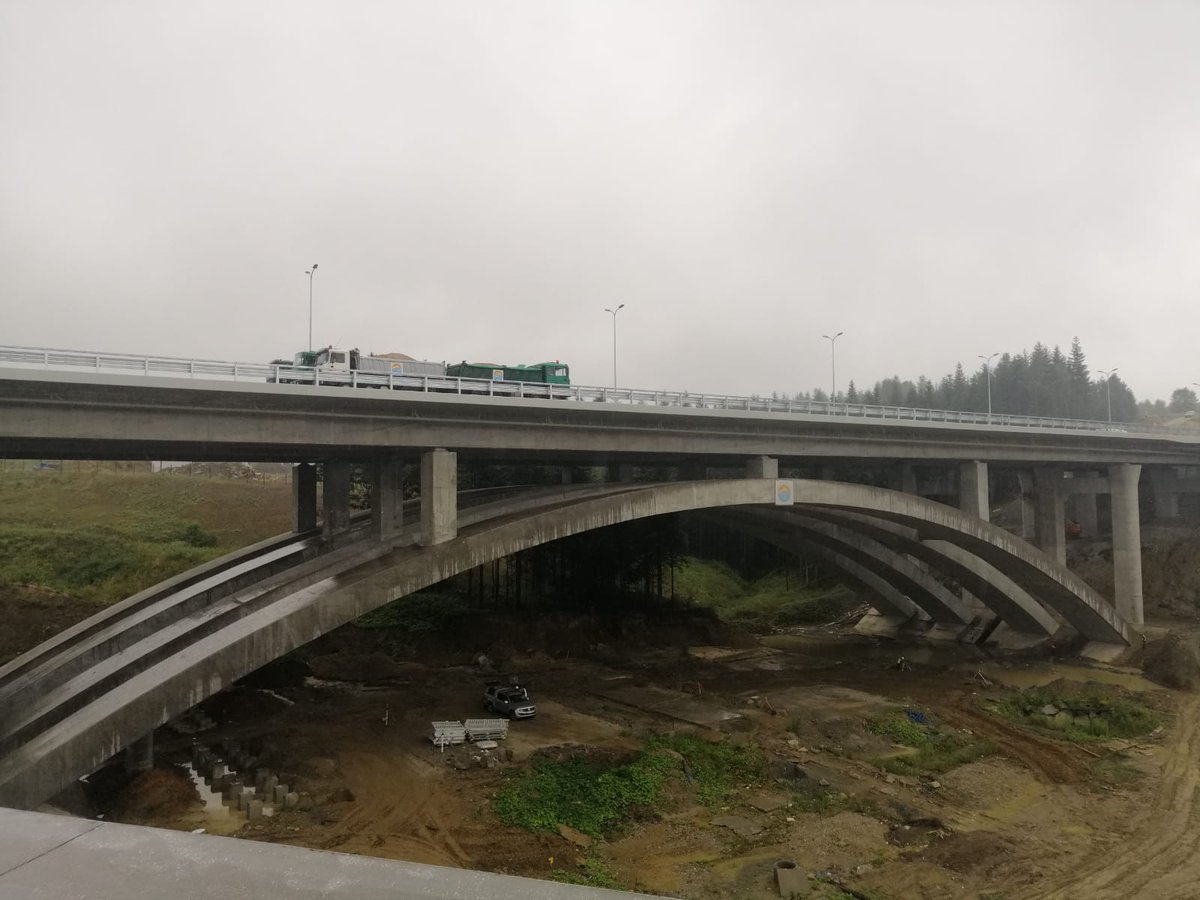 BridgeDept_K's tweet photo. W mglistej scenerii #Podhale rozpoczely sie próby obciążeniowe kolejnego obiektu wzniesionego w ramach #WęzełSkomielna #S7 #zakopianka. dziś badana jest konstrukcja jezdni prawej obiektu nr 18 oraz obiekt (łącznica) 18c #ŁączymyPolskę https://t.co/kYdIoiV7dO