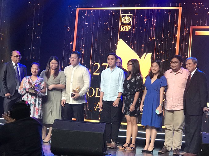 DZMMTeleRadyo's tweet photo. @ABSCBNRedAlert @iamPauAtienza @KrishnanGaniel @BoyetJSison @ABSCBN TINGNAN: @jeffcanoy at @ABSCBNRedAlert team, tinanggap ang parangal ng programa bilang 'Best Documentary Program' sa KBP Golden Dove Awards. #27thKBP | via @iamPauAtienza https://t.co/kCMoqwwzCS