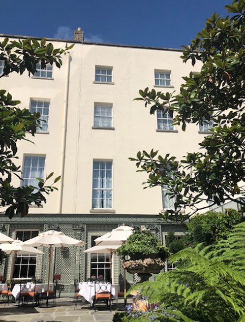 MerrionHotel's tweet photo. Bask in the warm weather on the #MerrionTerrace! βοΈβοΈπ³
#BlueBookBlueSkies #MerrionMoments #Dublin https://t.co/kvCl2ey8Vn