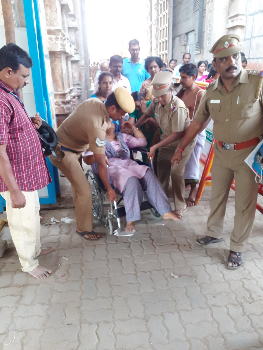 ponkarthik_r's tweet photo. Police assisting devotees at #Athivaradhar 

@tnpdial100

#TnPolice #PublicService #publicassistance #Athivaradhar https://t.co/d1vmx7RIEG