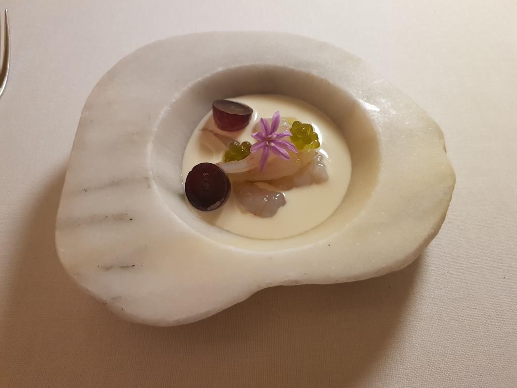 En <a href="/Audreys_es/">Audreys Restaurant</a>, la delicada cocina de autor de <a href="/rafasolerchef/">Rafa Soler</a>. Mira qué platos de crustáceos: Quisquillas semisalazón, crema de almendras y uva; Cigala tronco; Gamba roja de Denia y su caldo.  1 #EstrellasMichelin #GuiaMichelin #Calpe