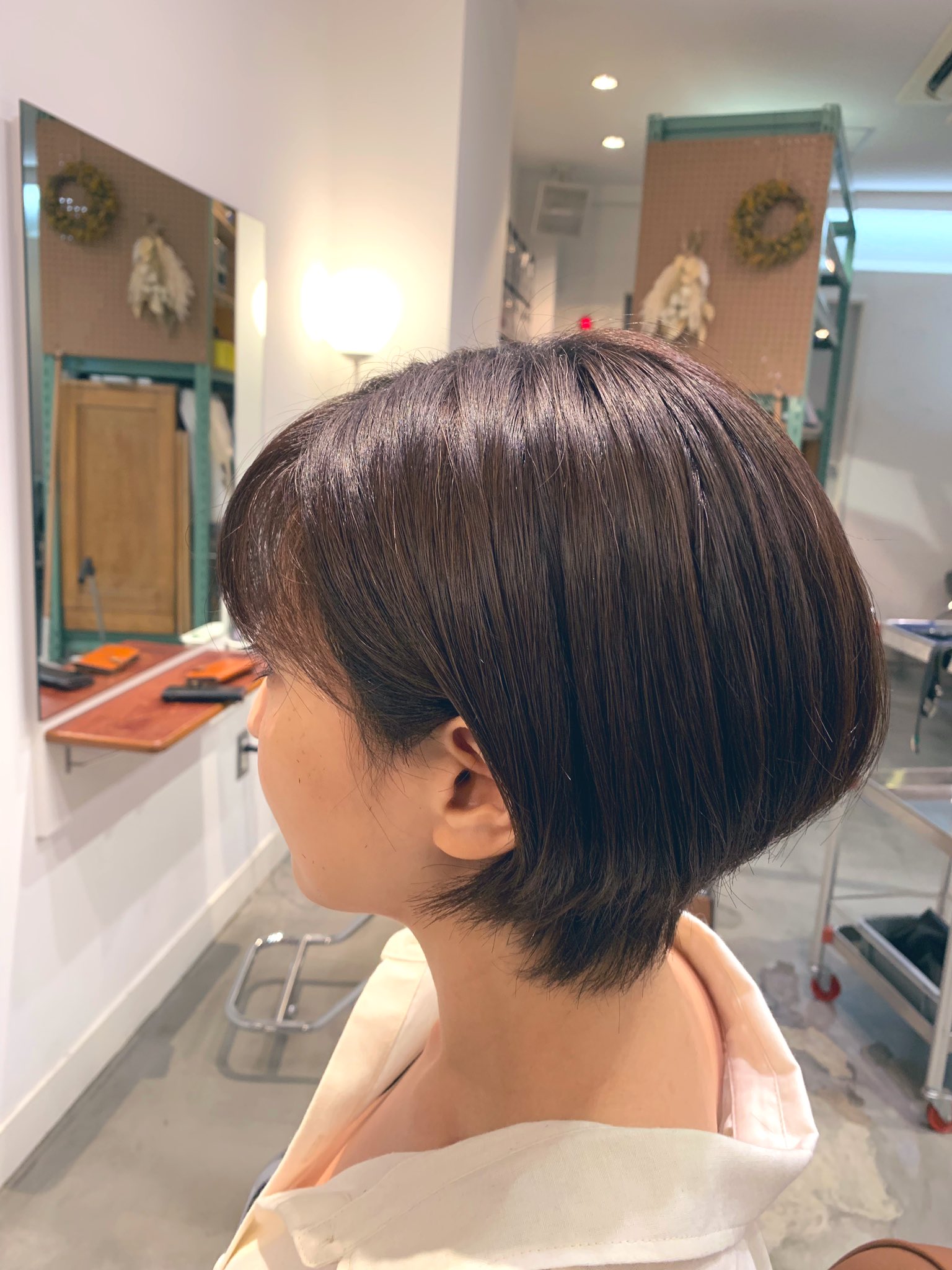 平田裕香 髪切った時の写真 載せますね 私ね 毛量が多いもんで 長い髪は結わけば良いけど なかなか短い髪は難しいね 湿気の多い日とかは ほんと ぶゎん っ てなるよ ショートカット 毛量多い もわん 横向きの写真見た時の