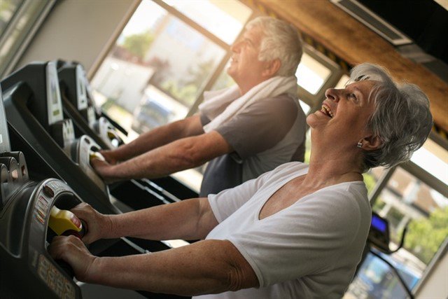 coplefmadrid's tweet photo. Los niveles más altos de #ActividadFísica diaria pueden #proteger contra el #deterioro cognitivo y la neurodegeneración (pérdida de tejido cerebral) causada por la #enfermedad de #Alzheimer 🧠🏋

Amplia la noticia ➡https://t.co/flxnXkdc5S vía @infosalus_com 
#CoplefMadridEresTú https://t.co/FHrTkbeFg8
