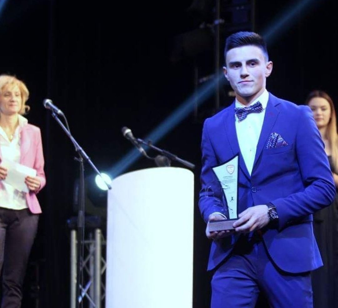 2016 è premiato come best young player della Macedonia(? non ne sono certa)